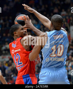 St. Petersburg, Russland. 1 Nov, 2019. Russland, St. Petersburg, 1. November 2019. CSKA Spieler Kyle Hines und BC Zenit wird Thomas (von links nach rechts) in der Euroleague Basketball Spiel zwischen den Zenit Teams (St. Petersburg, Russland) und CSKA Credit: Andrey Pronin/ZUMA Draht/Alamy leben Nachrichten Stockfoto