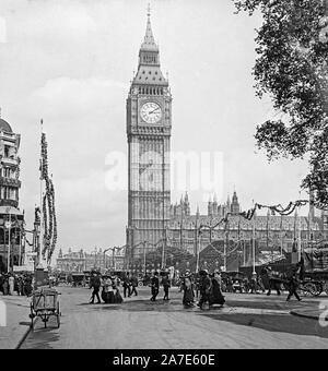 Vintage schwarz-weiß Foto 1911 zeigt den Big Ben und die Houses of Parliament in London, mit Fahnen und Dekorationen für die Krönung von König George V. Stockfoto