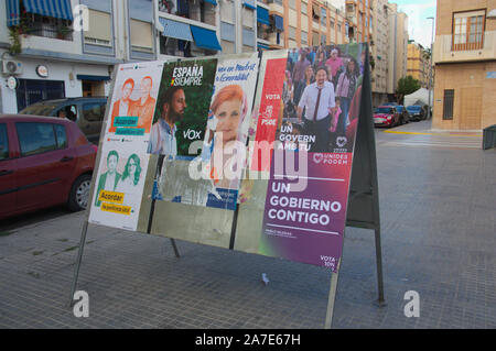 November 2019. Valencia, Spanien. Zaun, wo die politischen Parteien ihre Wahlversprechen Poster für die Wahlen vom 10. November 2019 in Spanien eingefügt haben Stockfoto