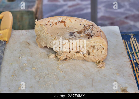 Casu marzu, sardische Käse mit Larven von Piophila Casei Stockfoto