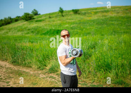 Athlet Mann tun Übung auf den Bizeps mit kurzhantel Stockfoto