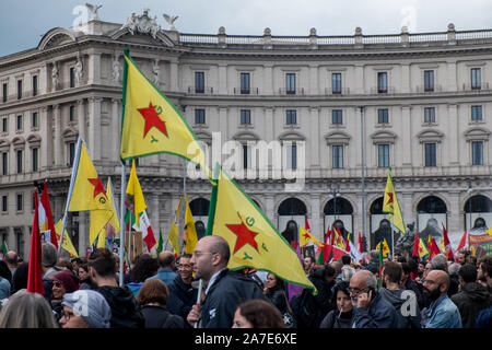 Pro-Kurdish Demonstranten mit Flaggen während der nationalen Demonstration zugunsten des kurdischen Volkes und gegen militärische Aggression durch die Türkei. Stockfoto