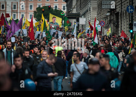 Pro-Kurdish Demonstranten mit Plakaten, Bannern und Flaggen während der nationalen Demonstration zugunsten des kurdischen Volkes und gegen militärische Aggression durch die Türkei. Stockfoto