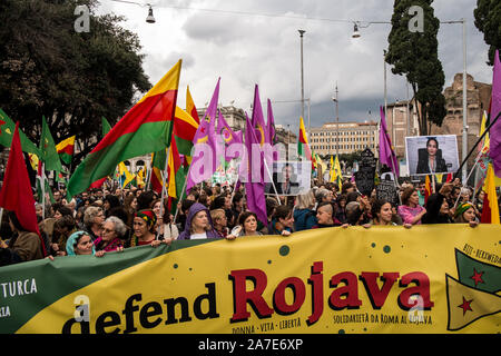 Ein riesiges Banner sagen, Rojava während der nationalen Demonstration zugunsten des kurdischen Volkes und gegen militärische Aggression von der Türkei zu verteidigen. Stockfoto