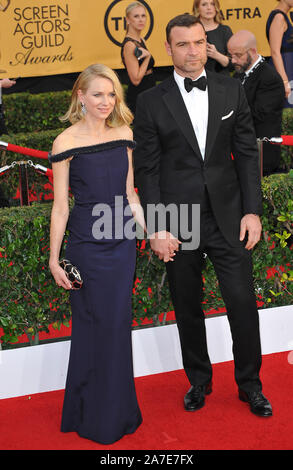 LOS ANGELES, Ca - 25. JANUAR 2015: Naomi Watts & Mann Liev Shrieber am 2015 Screen Actors Guild Awards im Shrine Auditorium. © 2015 Paul Smith/Featureflash Stockfoto