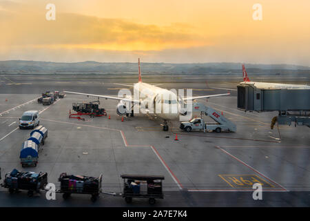 Istanbul/Türkei - Oktober 03. 2019: Airport Ground Services, Operationen und Taxi in Istanbul Airport in Sunrise Stockfoto