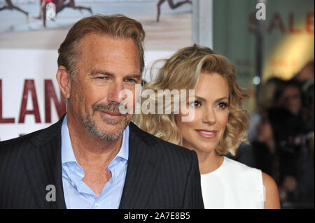 LOS ANGELES, Ca - Februar 9, 2015: Kevin Costner und Frau Christine Baumgartner bei der Weltpremiere seines Films "cFarland USA" am El Capitan Theatre, Hollywood. © 2015 Paul Smith/Featureflash Stockfoto
