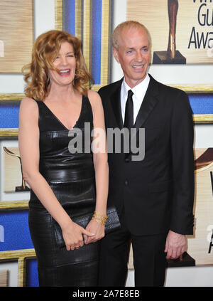 LOS ANGELES, Ca - 14. FEBRUAR 2015: Rene Russo & Ehemann Dan Gilroy am 2015 Writers Guild Awards im Hyatt Regency Century Plaza Hotel. © 2015 Paul Smith/Featureflash Stockfoto