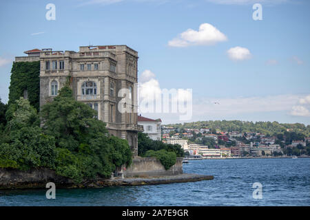 Bild von Zeki Paschas auf Kante Herrenhaus des Wassers durch das Meer. Istanbul war in den Hals geschossen. Stockfoto