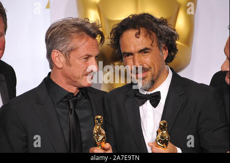 LOS ANGELES, Ca - 22. FEBRUAR 2015: Alejandro Gonzalez Inarritu & Sean Penn am 87. jährlichen Academy Awards im Dolby Theater, Hollywood. © 2015 Paul Smith/Featureflash Stockfoto
