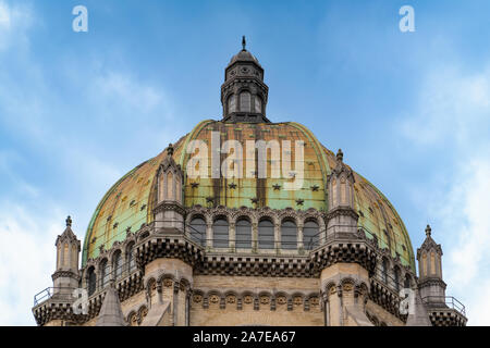 Dach von Saint Mary's königliche Kirche, Es ist eine römisch-katholische Pfarrkirche befindet sich auf der Place de la Reine. Dach mit Sternen verziert. Stockfoto