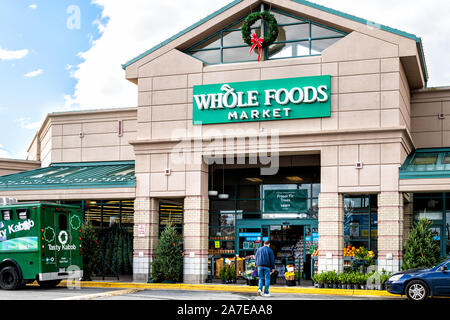 Reston, USA - November 20, 2018: Whole Foods Market store Fassade mit Weihnachten Winter Dekorationen in Fairfax County Stadt Stockfoto