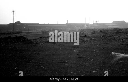 Eine Industriebrache lanscape im dearne Tal in der Nähe von Rotherham in South Yorkshire in 1983. Die meisten der Schwerindustrie in der Gegend. Stockfoto