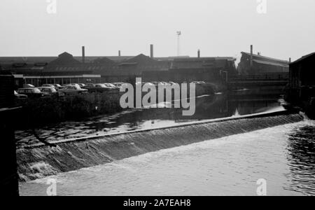 Eine Industriebrache lanscape im dearne Tal in der Nähe von Rotherham in South Yorkshire in 1983. Die meisten der Schwerindustrie in der Gegend. Stockfoto