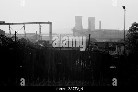 Kühltürme dominieren die Skyline bei einem Kohlekraftwerk in der dearne Tal in der Nähe von Sheffield, South Yorkshire, England im Jahre 1983. Das Kraftwerk hat da abgerissen und ersetzt durch Wind angetriebenen Stromerzeugung. Stockfoto