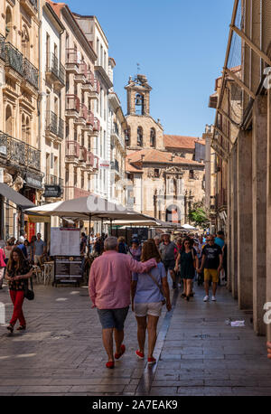 Salamanca, Spanien - 15. August 2019: Touristen durch die Straßen der Vergangenheit ein Café im Freien in der Rua Bürgermeister in Salamanca Stockfoto