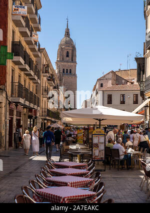 Salamanca, Spanien - 15. August 2019: Tische und Stühle von Outdoor Cafe in der Rua Bürgermeister in Salamanca Stockfoto