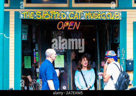 New Orleans, USA - 23. April 2018: Frenchmen Street in Louisiana Stadt Gebäude Zeichen closeup für berühmte Spotted Cat Music Club und Leute Stockfoto