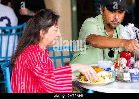 New Orleans, USA - 23. April 2018: Leute Paar essen Cajun kreolische Küche essen im Markt Cafe Restaurant Tabellen Stockfoto