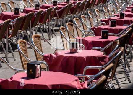 Salamanca, Spanien - 15. August 2019: Tische und Stühle von Outdoor Cafe an der Plaza Mayor in Salamanca Stockfoto