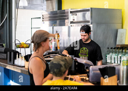 New Orleans, USA - 23. April 2018: Altstadt French Quarter Lebensmittelmarkt in Louisiana berühmte Stadt mit man Bananen smoothie Anbieter Stockfoto