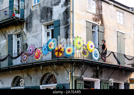 New Orleans, USA - 23. April 2018: Die antiken Speicher in einem farbenfrohen Design vintage Sonnenschirme am Balkon Straße in Louisiana Stadt Stockfoto