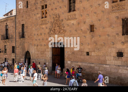 Salamanca, Spanien - 15. August 2019: Touristen in die Schale fallen Casa de la Conchas oder Muscheln von der Clericia Kirche oder Kathedrale in Salamanca Stockfoto