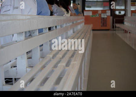 Lange Sessel in Holz weiß lackiert. Auf der Dampfeinheit. Beifahrersitz. Stockfoto