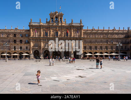Salamanca, Spanien - 15. August 2019: Touristen auf dem Hauptplatz, der Plaza Mayor in Salamanca Stockfoto