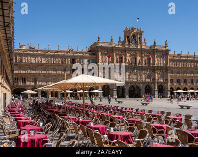 Salamanca, Spanien - 15. August 2019: Tische und Stühle von Outdoor Cafe an der Plaza Mayor in Salamanca Stockfoto