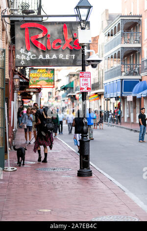 New Orleans, USA - 23. April 2018: Altstadt Bourbon Street in Louisiana und Zeichen für Rick's Cabaret Herren Strip Club Stockfoto