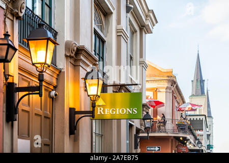 New Orleans, USA - 23. April 2018: die Altstadt von Chartres Street in Louisiana berühmte Stadt mit St. Louis Kathedrale und Zeichen für die Regionen, die Bank Stockfoto