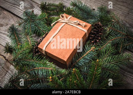 Schön verpackt, mit Pine Tree Branches umgeben Stockfoto