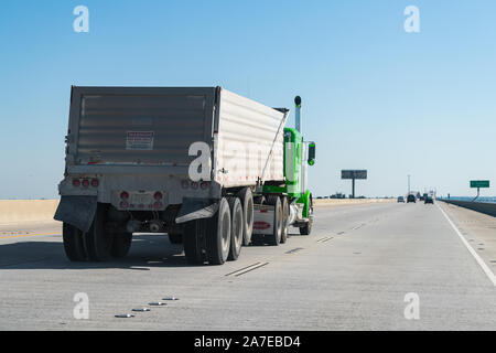 Slidell, USA - 24. April 2018: Highway Ich 10 Interstate 10 Straße Lange Brücke mit Verkehr Pendeln aus New Orleans mit Lkw und Zeichen für St Tammany Par Stockfoto