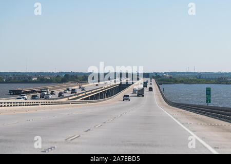 Slidell, USA - 24. April 2018: Highway Ich 10 Autobahn 10 Zeichen auf der Straße Brücke mit Verkehr Pendeln aus New Orleans mit Autos Stockfoto