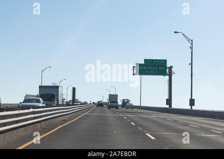 New Orleans, USA - 24. April 2018: Highway Ich 10 mit Verkehr Autos und Schild Ausfahrt text für Downman Avenue auf Überführung Brücke Stockfoto