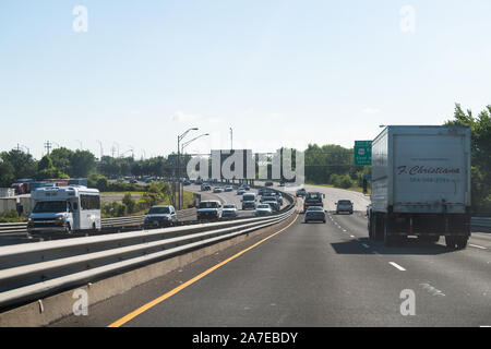 New Orleans, USA - 24. April 2018: Highway Ich 10 mit Verkehr Autos und Zeichen für 90 Ausgang Ost auf der Straße mit vielen Lkw Stockfoto