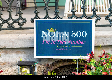 New Orleans, USA - 23. April 2018: Altstadt Royal Street in Louisiana berühmte Stadt mit closeup von Nola 300 Zeichen auf Hof vor der Veranda des Hauses Stockfoto