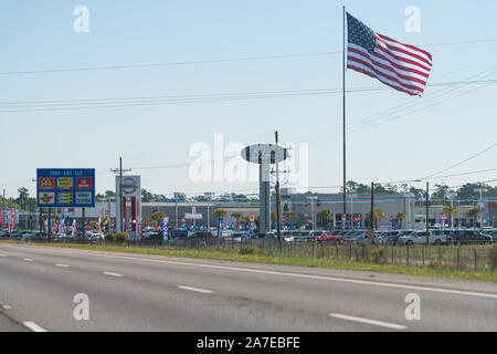 Slidell, USA - 24. April 2018: Highway Ich 10 Autobahn 10 in der Nähe von New Orleans mit Schild für Ford Händler und große amerikanische Flagge Stockfoto
