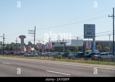 Slidell, USA - 24. April 2018: Highway Ich 10 Autobahn 10 in der Nähe von New Orleans mit Vorzeichen für Kia Händler Autohaus Stockfoto