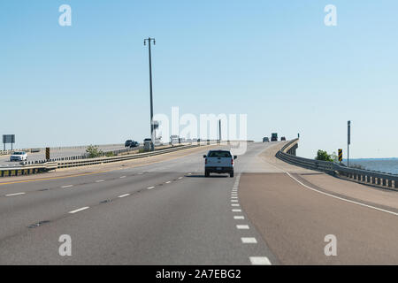 Slidell, USA - 24. April 2018: Highway Ich 10 Interstate 10 Straße Brücke mit Verkehr Pendeln aus New Orleans mit Autos Stockfoto