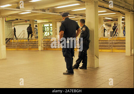 NYPD Officer bei 42nd Street U-Bahn Station, New York. Stockfoto