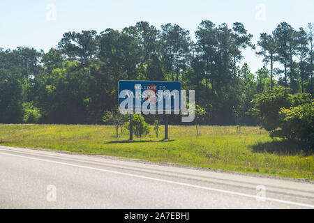 Pearlington, Vereinigte Staaten - 24 April 2018: Willkommen in Mississippi Zeichen auf der Straße Autobahn Interstate I 10 an der Grenze zu Louisiana Stockfoto
