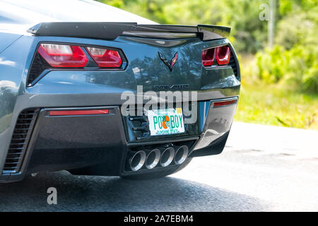 Biloxi, Vereinigte Staaten - 24 April 2018: Mississippi Straße mit Nahaufnahme des Corvette luxus Auto mit Florida License Plate für berühmte po Junge südlichen Sandwich Stockfoto