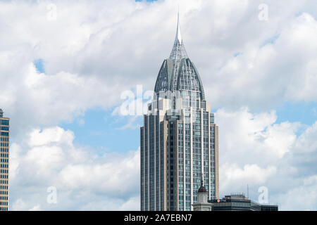 Mobile, USA - 24. April 2018: Alabama berühmten südlichen Stadt mit Nahaufnahme des modernen Business building skyscraper Stockfoto