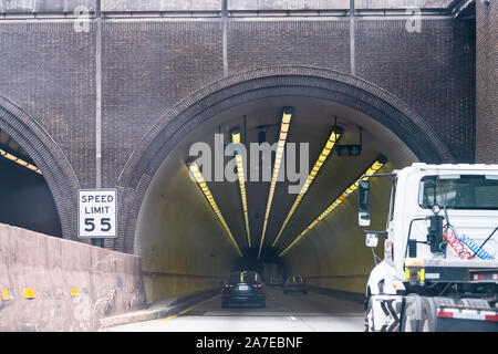 Mobile, USA - 24. April 2018: Alabama City Autobahn Interstate 10 Straßenverkehr mit George C Wallace Tunnel durch den Fluss Stockfoto