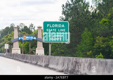 Cantonment, USA - 24. April 2018: Florida Welcome Center state line Escambia County an der Grenze zu Alabama und Besucherzentrum auf Autobahn Straße Stockfoto