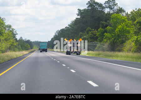 Mobile, USA - 24. April 2018: Alabama Stadt mit der Autobahn Interstate 10 und Lkw-spritzen Wasser Bewässerung grünes Gras oder Herbizide Stockfoto