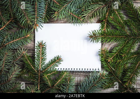 Leeres Blatt Papier auf einem Holz mit Pine Tree Branches Stockfoto