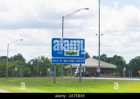 Cantonment, USA - 24. April 2018: Florida Welcome Center und Zeichen für sunpass toll Pass am Visitor Center auf Autobahn Straße Stockfoto